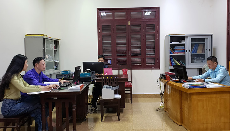 Cán bộ Cục Thống kê tỉnh thực hiện thu thập thông tin qua phiếu trực tuyến sử dụng internet (Web-form)