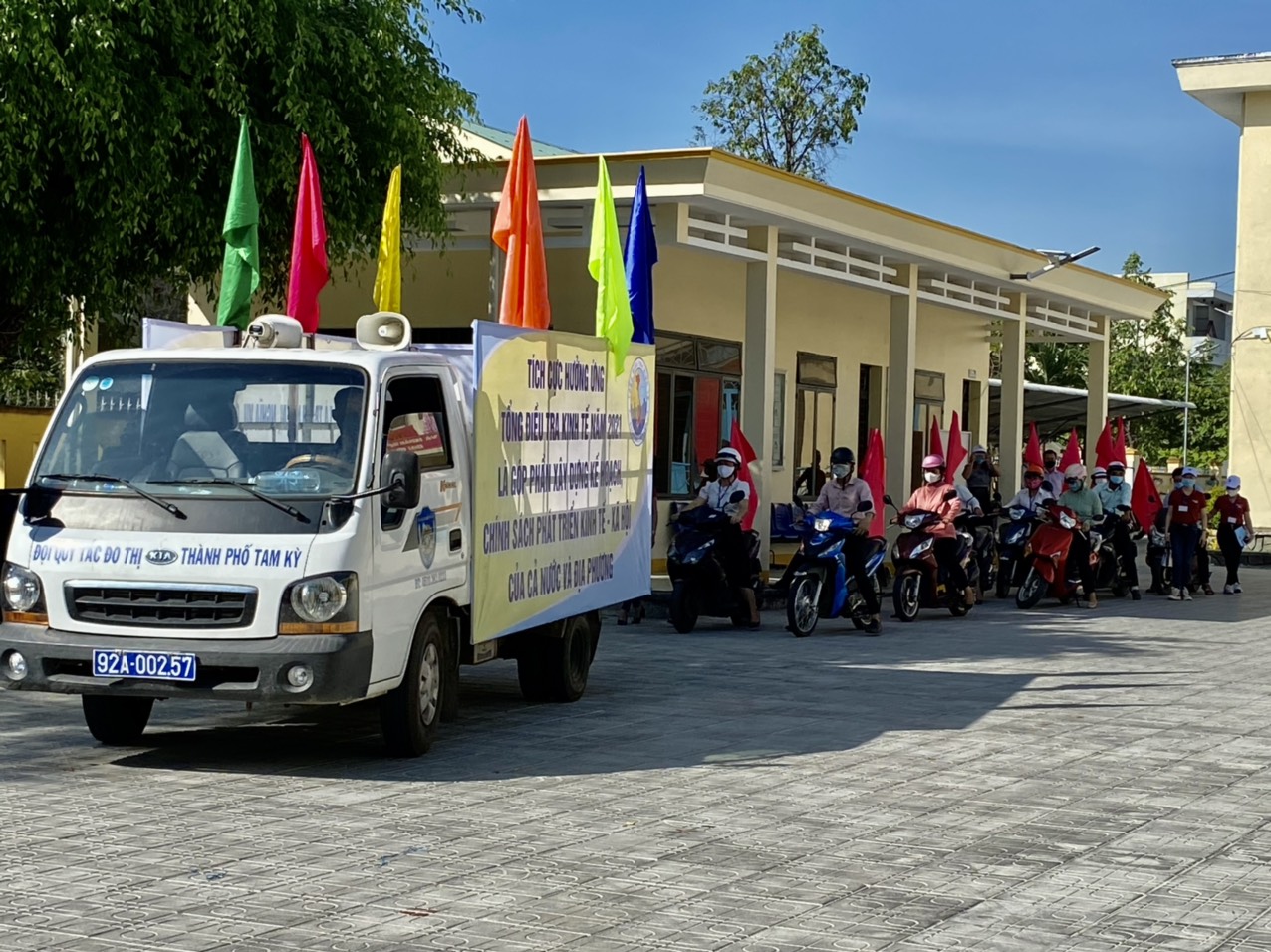 Đoàn xe diễu hành phát động tổng điều tra kinh tế giai đoạn 2 năm 2021.