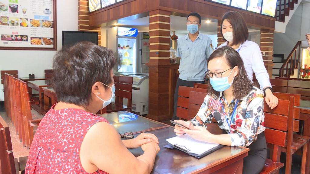 Điều tra viên tiến hành điều tra, thu thập thông tin hộ sản xuất kinh doanh cá thể tại TP Hạ Long.