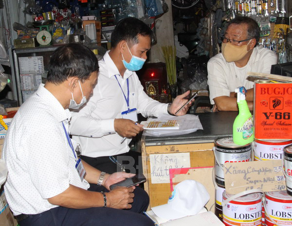 Các điều tra viên phường Đống Đa thu thập thông tin về cơ sở SXKD đồ điện, nước Nghệ Châu, trên đường Trần Hưng Đạo