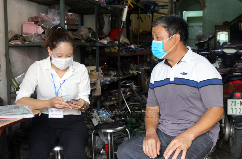 Điều tra viên thực hiện điều tra tại cơ sở sản xuất, kinh doanh của gia đình ông Nguyễn Trung Hiếu, xóm Trung Tâm, xã Yên Lãng (Đại Từ).