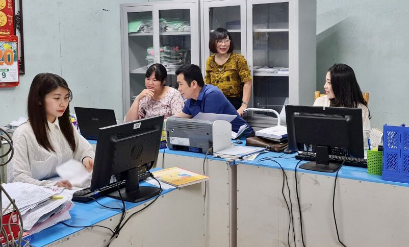 Điều tra viên Cục Thống kê tỉnh hướng dẫn doanh nghiệp điền vào phiếu điều tra.