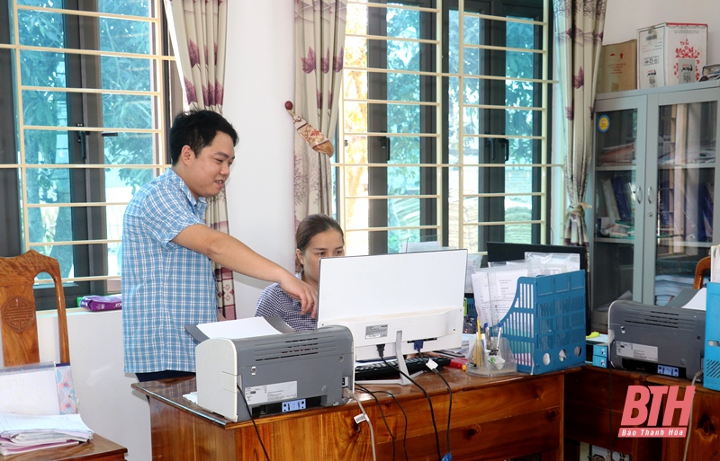 Điều tra viên Chi cục Thống kê huyện Thạch Thành hỗ trợ doanh nghiệp kê khai thông tin