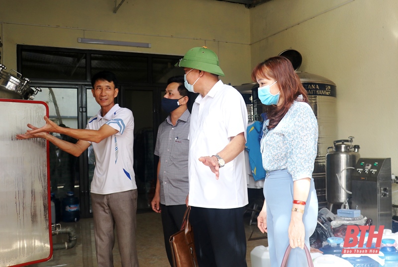 Thành viên Ban chỉ đạo Tổng điều tra kinh tế và Điều tra cơ sở hành chính các cấp triển khai tuyên truyền về nội dung cuộc Tổng điều tra Kinh tế năm 2021 tại cơ sở kinh doanh tại xã Trường Sơn.