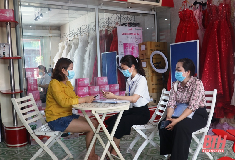 Điều tra viên và giám sát viên thu thập thông tin dữ liệu tại cơ sở kinh doanh trên địa bàn xã Trường Sơn.