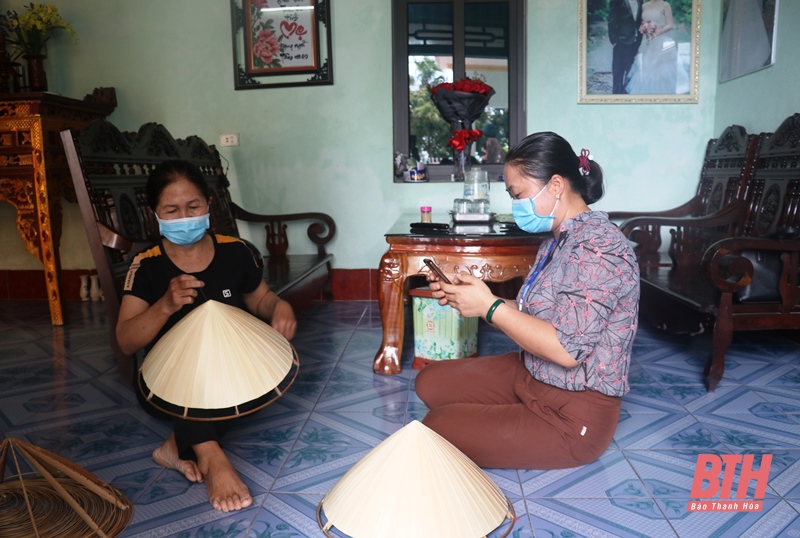 Điều tra viên thu nhập thông tin tại hộ sản xuất.