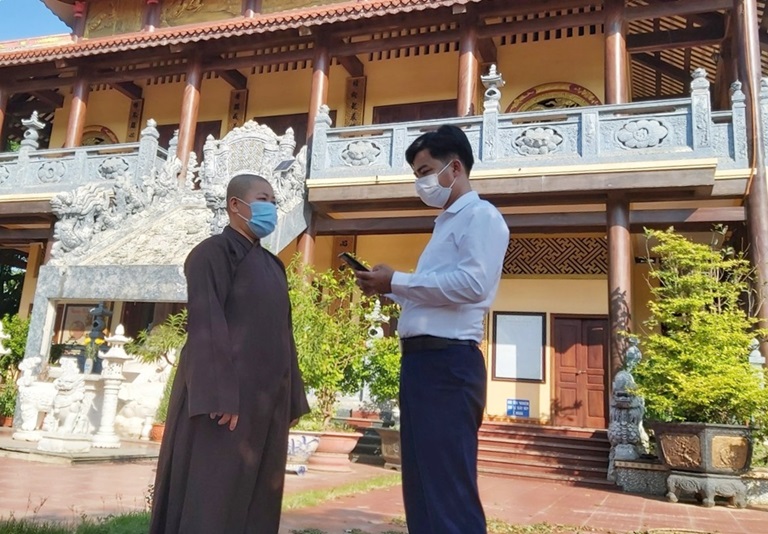 Điều tra viên thực hiện thu thập thông tin tại chùa Sùng Ninh, xã Cao Đại, huyện Vĩnh Tường