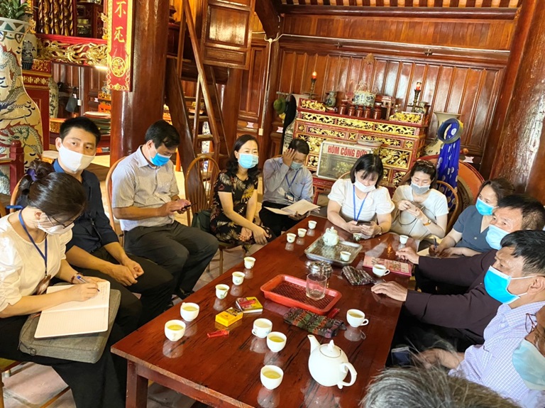 Đoàn công tác của Ban chỉ đạo Tổng điều tra kinh tế Trung ương giám sát thực tế tại Đình Đông Đạo, phường Đồng Tâm.