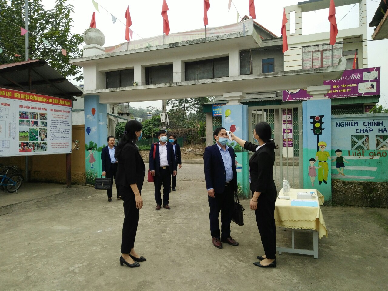 Cán bộ thống kê xuống địa bàn thực hiên nghiêm công tác phòng chống dịch COVID