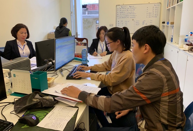 Cán bộ Chi cục Thống kê huyện hướng dẫn doanh nghiệp kê khai phiếu điều tra (Ảnh được chụp trước thời điểm diễn ra dịch covid-19)