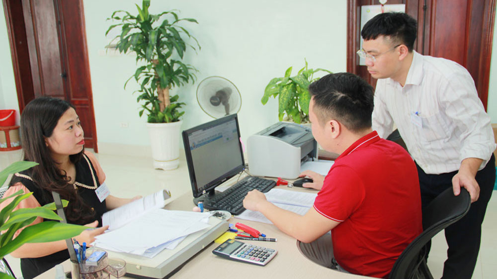 Cán bộ Cục Thống kê hướng dẫn bộ phận kế toán Trung tâm Dịch vụ kỹ thuật nông nghiệp TP Bắc Giang khai báo thông tin.