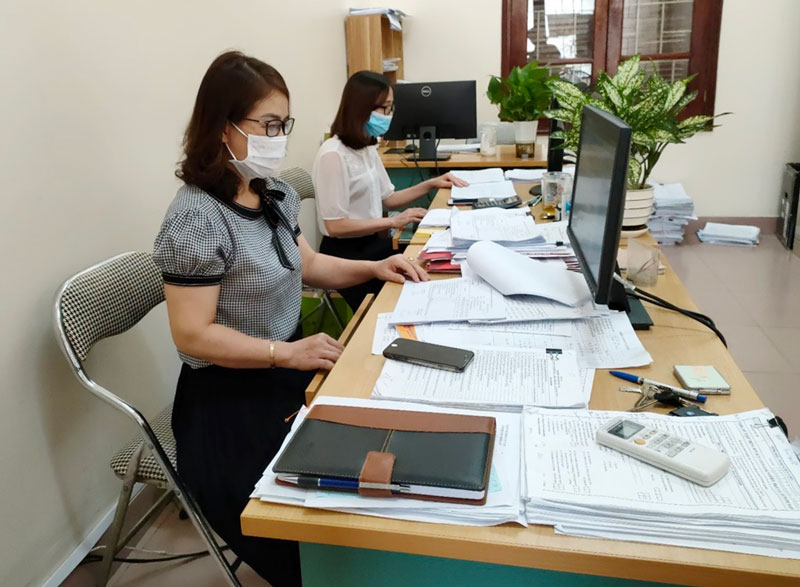 Cán bộ Cục Thống kê đang kiểm tra, hiệu chỉnh số liệu điều tra.