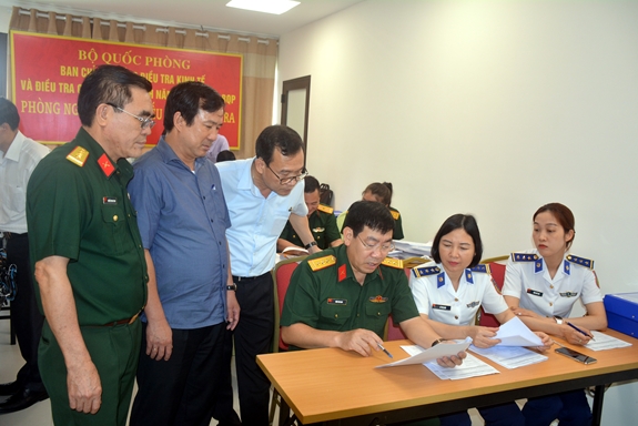 Đoàn giám sát của Ban chỉ đạo Tổng ĐTKT, Ban chỉ đạo Điều tra CSHC Trung ương kiểm tra công tác nghiệm thu phiếu tại Bộ Quốc phòng.