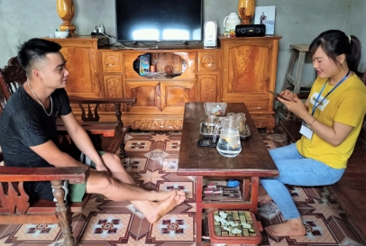 ĐTV thu thập thông tin Phiếu cơ sở SXKD cá thể tại thôn Pắc Sáp, thị trấn Yên Phú, huyện Bắc Mê