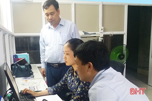 Điều tra viên, giám sát viên tiếp cận với doanh nghiệp tại TX Kỳ Anh để hướng dẫn nội dung cần thực hiện khi điền vào phiếu Web-form.