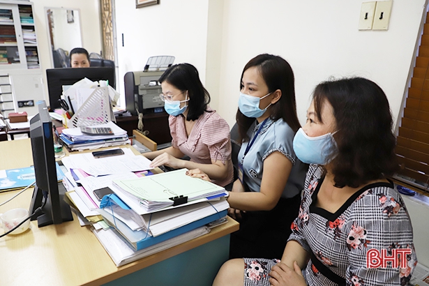 Điều tra viên tại TP Hà Tĩnh làm việc với kế toán của Công ty CP In Hà Tĩnh.