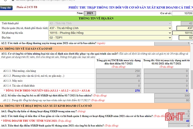 Điều tra viên thu thập thông tin và điền vào phiếu CAPI được thiết kế trên thiết bị điện tử cầm tay.