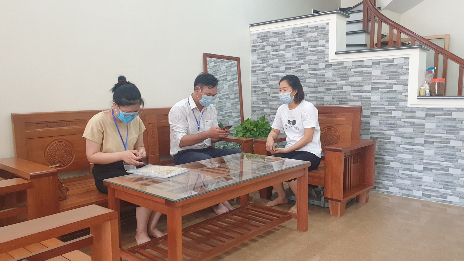 Điều tra viên thực hiện phỏng vấn cơ sở SXKD cá thể tại phường Tràng Cát