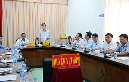 Phó Chủ tịch Thường trực UBND tỉnh Trương Cảnh Tuyên (đứng) làm việc với huyện Vị Thủy.