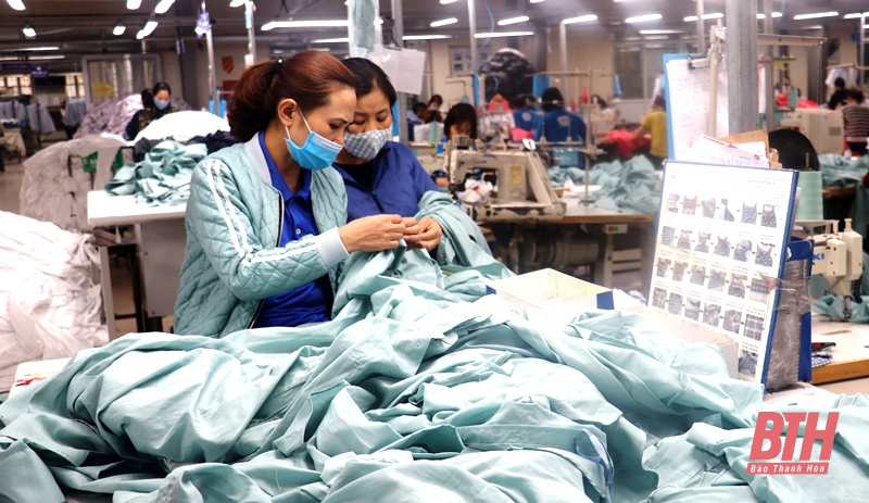 Công nhân Công ty TNHH Thiệu Đô, thị trấn Thiệu Hoá (Thiệu Hoá) trong ca sản xuất.