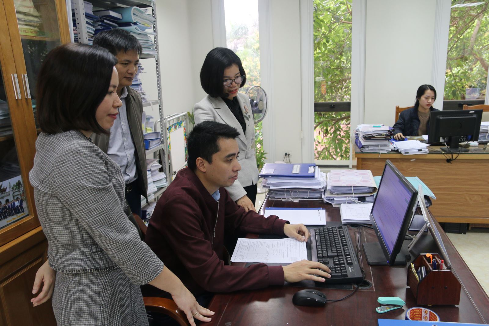 Đồng chí Nguyễn Tiến Thành - Cán bộ Công ty cổ phần cấp nước Phú Thọ kê khai phiếu doanh nghiệp