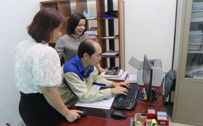 Đồng chí Nguyễn Tiến Dũng - Kế toán trưởng Công ty TNHH Phú Đạt Việt Nam kê khai phiếu doanh nghiệp