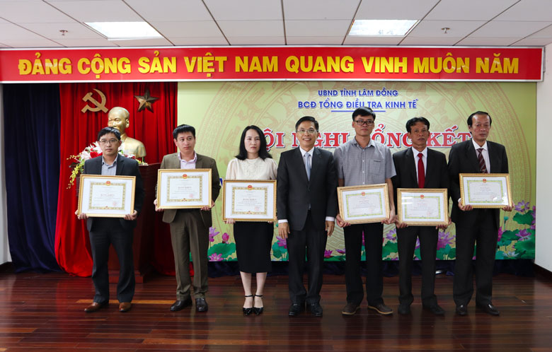 Đồng chí Đặng Trí Dũng trao Bằng khen của UBND tỉnh Lâm Đồng cho các tập thể, cá nhân vì đã có thành tích xuất sắc trong công tác Tổng điều tra kinh tế năm 2021