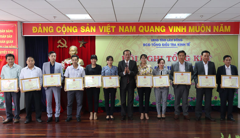 Ông Nguyễn Công Thạnh - Quyền Cục trưởng Cục Thống kê tỉnh Lâm Đồng trao Bằng khen của UBND tỉnh cho các tập thể, cá nhân vì đã có thành tích xuất sắc