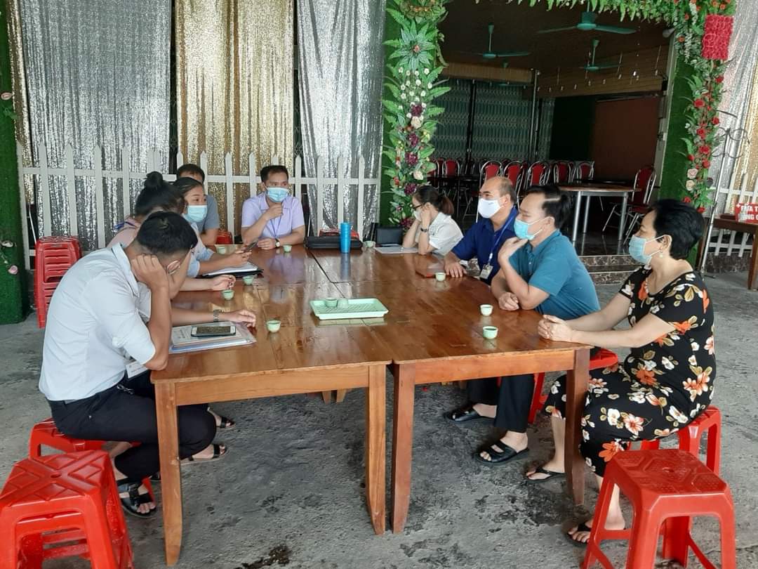 Điều tra viên và Giám sát viên Ban chỉ đạo Tổng điều tra kinh tế và cơ sở hành chính huyện Bảo Yên thu thập thông tin tại cơ sở kinh doanh trên địa bàn.