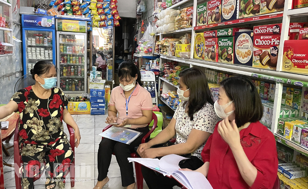 Các điều tra viên tiến hành thu thập thông tin đối với hộ kinh doanh cá thể trên địa bàn thành phố Ninh Bình.