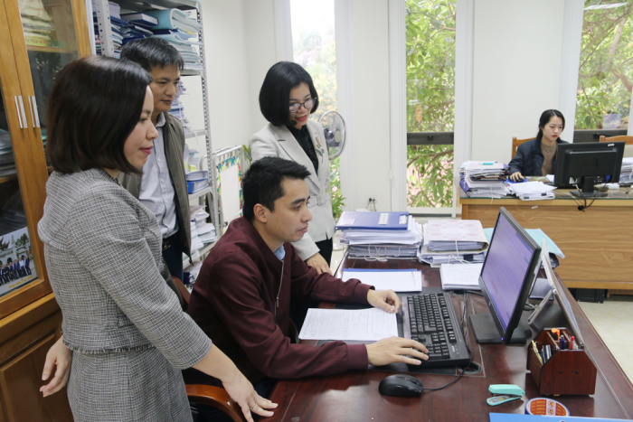 Giám sát viên Cục Thống kê tỉnh hướng dẫn Công ty cổ phần cấp nước Phú Thọ kê khai thông tin trên Webform