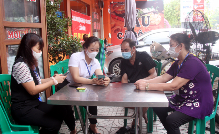 Các điều tra viên thu thập thông tin tại cơ sở kinh doanh Hùng Thắm - số 1690, đường Hùng Vương, phường Nông Trang, thành phố Việt Trì