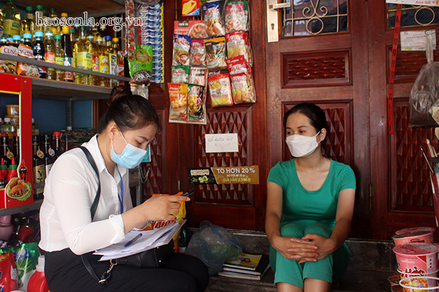 Điều tra viên Thành phố điều tra hộ kinh doanh cá thể tại tổ 15, phường Quyết Thắng.