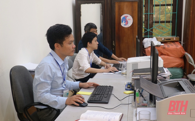 Cán bộ Chi cục Thống kê huyện Thạch Thành tập trung xử lý dữ liệu điều tra.