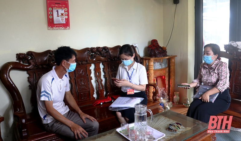 Điều tra viên và Giám sát viên Ban chỉ đạo Tổng điều tra kinh tế và cơ sở hành chính xã Trường Sơn (Nông Cống) thu thập thông tin tại cơ sở kinh doanh trên địa bàn.