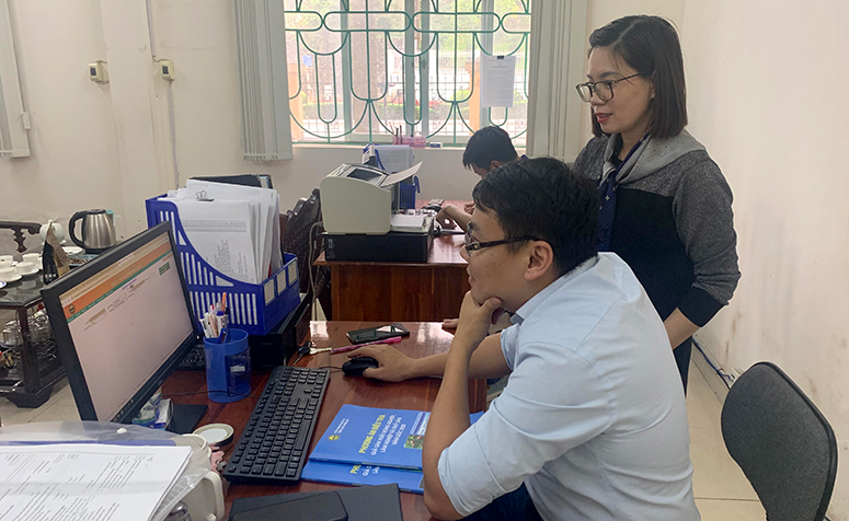 Cán bộ Cục Thống kê tỉnh rà soát, kiểm tra thông tin các phiếu điều tra điện tử trước khi công bố kết quả.